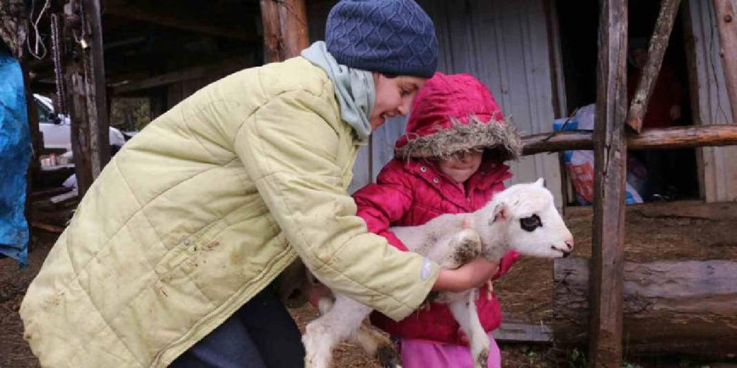 Kar yağışı beklentisi arttı göç başladı! Yaylalardan köye zorlu yolculuk: Kilometrelerce yolu yürüyerek gidiyorlar 6